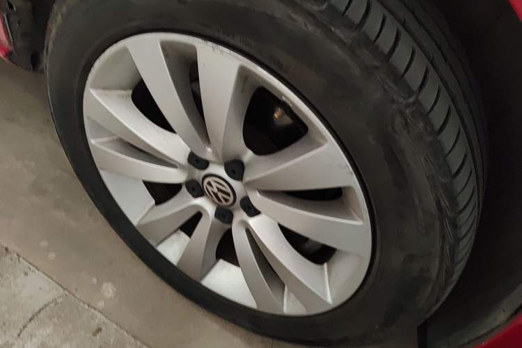 Used Volkswagen Bora 2011 1.4T AT Sportline Right Front Wheel Hub
