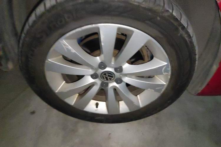 Used Volkswagen Bora 2011 1.4T AT Sportline Right Front Wheel Hub