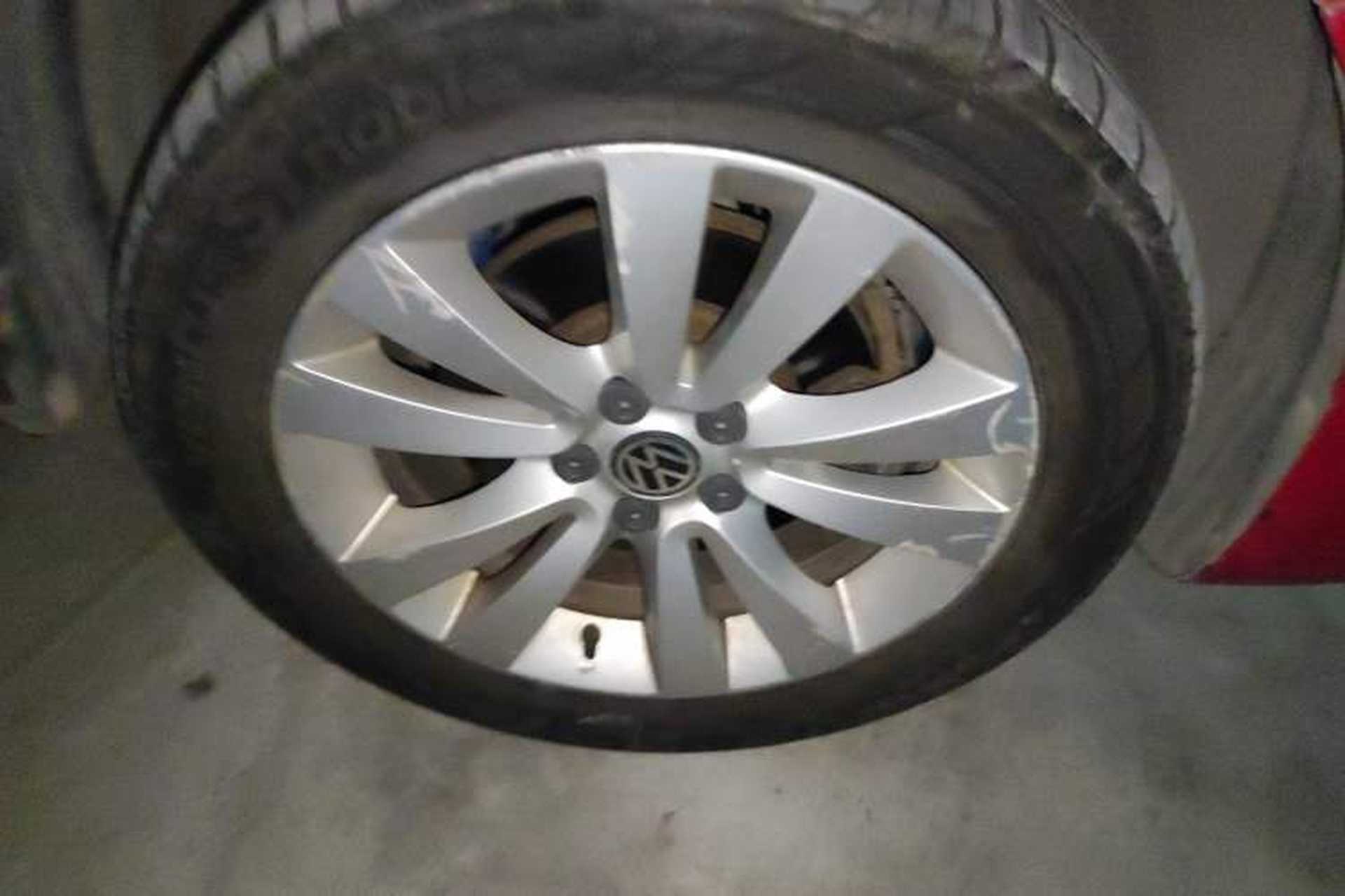 Used Volkswagen Bora 2011 1.4T AT Sportline Right Front Wheel Hub