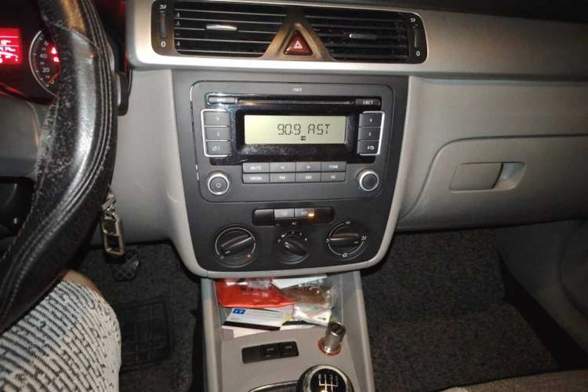 Used Volkswagen Bora 2011 1.6L Manual Fashion Edition Audio And AC Panel