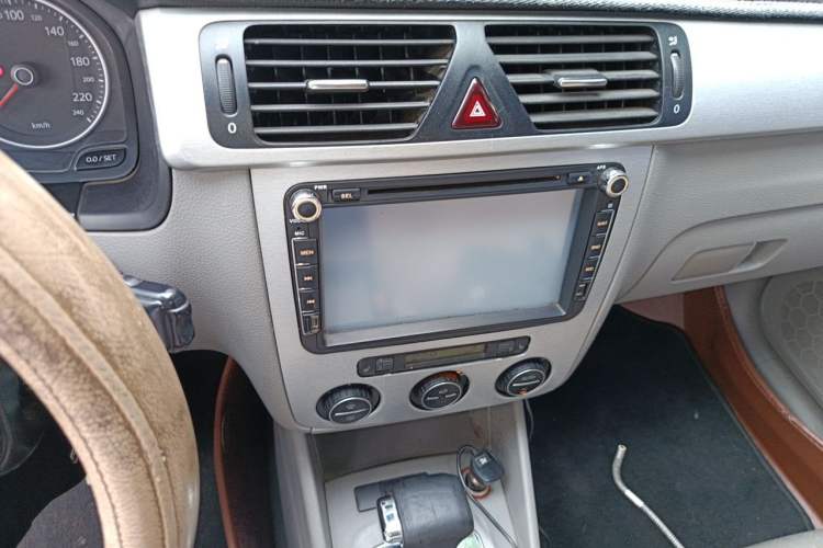 Used Volkswagen Bora 2011 1.6L Automatic Luxury Model Audio And AC Panel