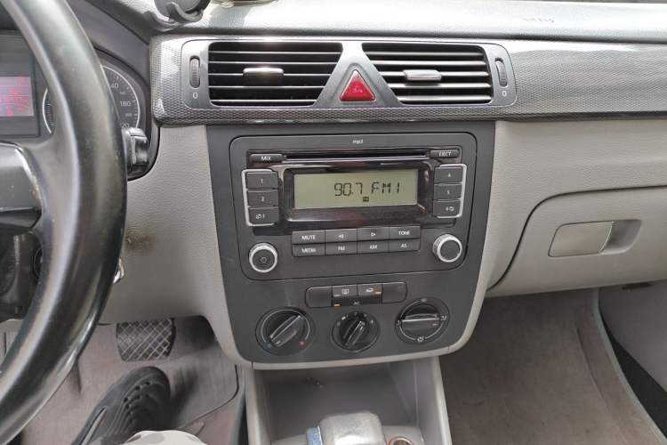 Used Volkswagen Bora 2011 1.6L Automatic Comfort Model Audio And AC Panel