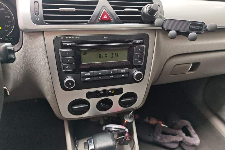 Used Volkswagen Bora 2011 1.6L Automatic Fashion Edition Audio And AC Panel