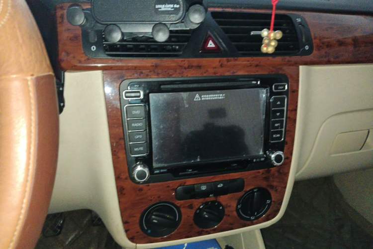 Used Volkswagen Bora 2011 1.6L Manual Comfort Version Audio And AC Panel