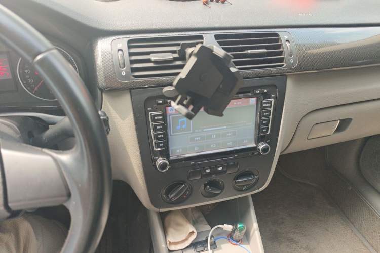 Used Volkswagen Bora 2011 1.6L Manual Comfort Version Audio And AC Panel