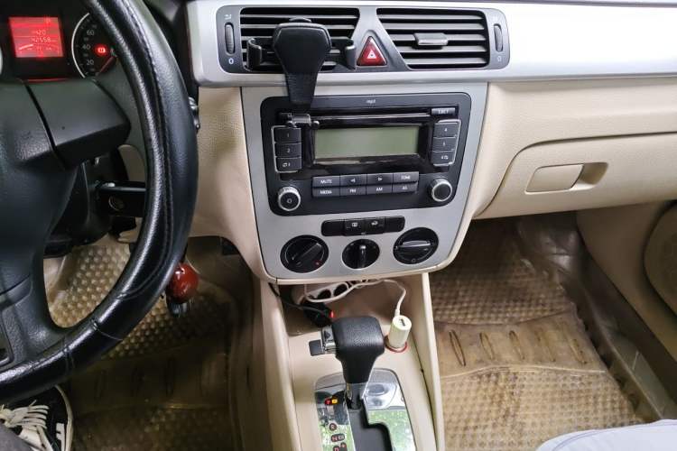 Used Volkswagen Bora 2011 1.6L Automatic Fashion Edition Audio And AC Panel