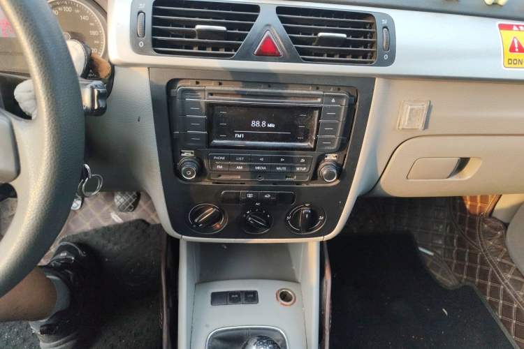 Used Volkswagen Bora 2011 1.6L Manual Fashion Edition Audio And AC Panel