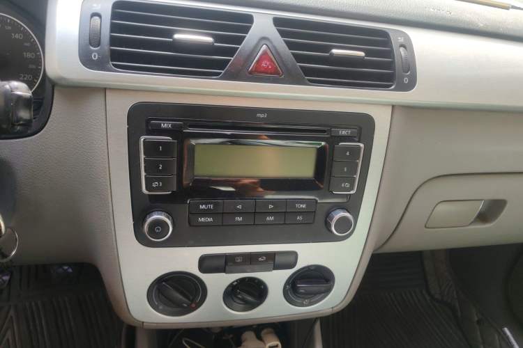 Used Volkswagen Bora 2011 1.6L Manual Fashion Edition Audio And AC Panel