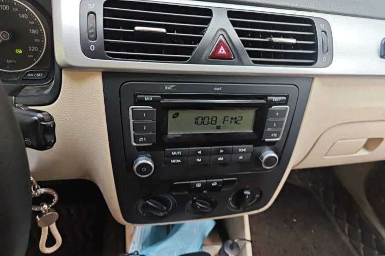 Used Volkswagen Bora 2011 1.6L Automatic Fashion Edition Audio And AC Panel