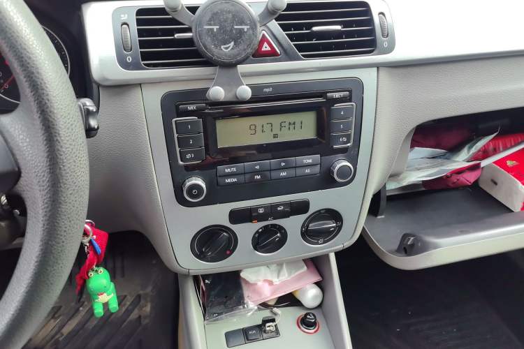 Used Volkswagen Bora 2011 1.6L Manual Fashion Edition Audio And AC Panel