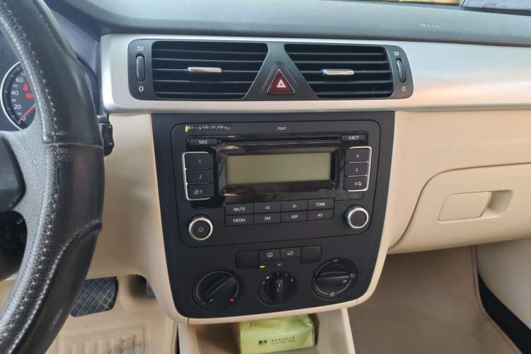 Used Volkswagen Bora 2011 1.6L Automatic Fashion Edition Audio And AC Panel