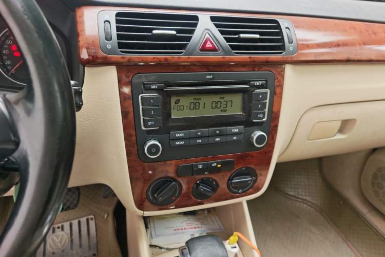 Used Volkswagen Bora 2011 1.6L Automatic Comfort Model Audio And AC Panel