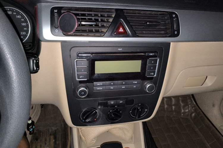 Used Volkswagen Bora 2011 1.6L Automatic Fashion Edition Audio And AC Panel