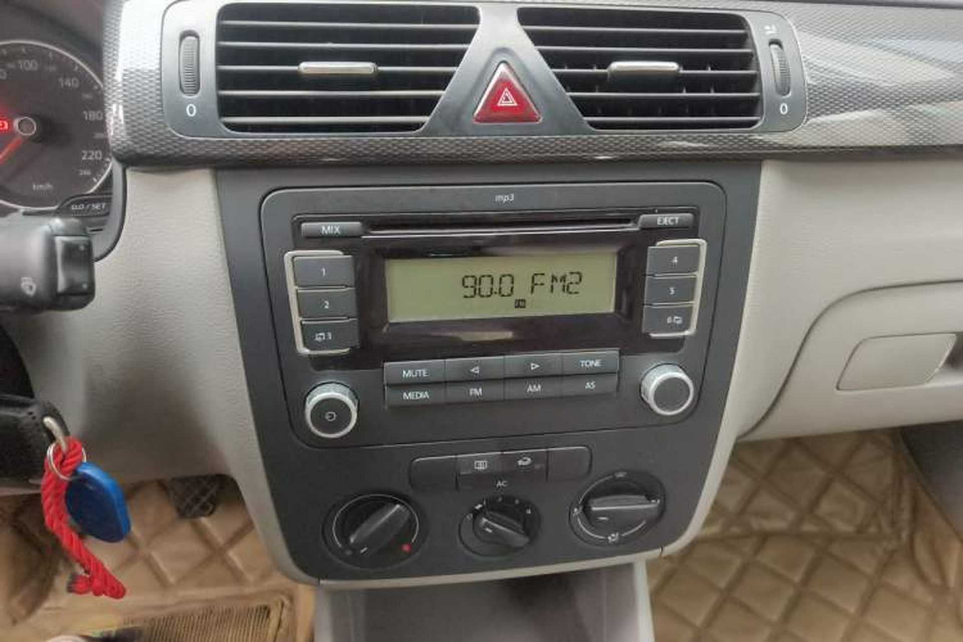 Used Volkswagen Bora 2011 1.6L Manual Comfort Version Audio And AC Panel