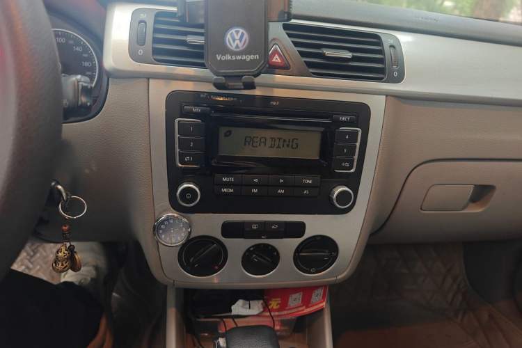 Used Volkswagen Bora 2011 1.6L Automatic Fashion Edition Audio And AC Panel