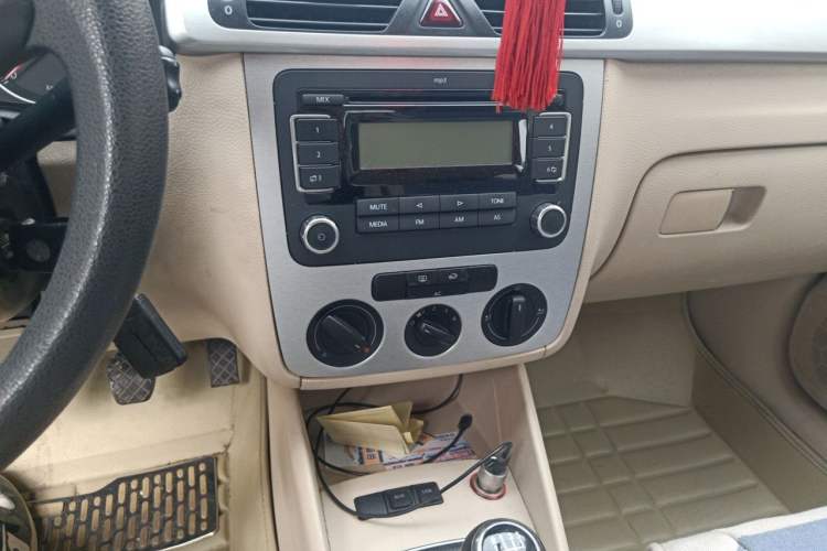 Used Volkswagen Bora 2011 1.6L Manual Fashion Edition Audio And AC Panel
