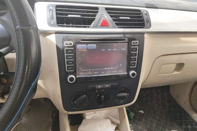 Used Volkswagen Bora 2011 1.6L Manual Fashion Edition Audio And AC Panel