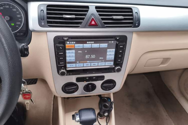 Used Volkswagen Bora 2011 1.6L Automatic Fashion Edition Audio And AC Panel