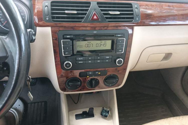 Used Volkswagen Bora 2011 1.6L Manual Comfort Version Audio And AC Panel