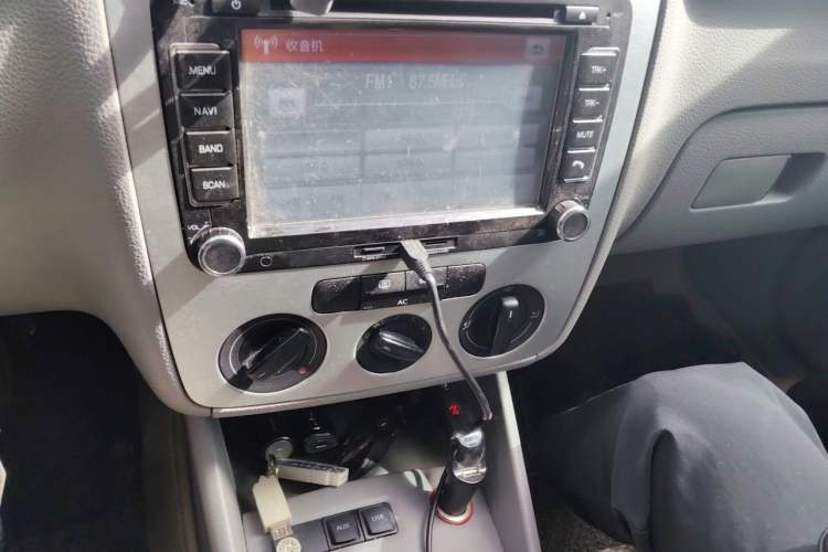 Used Volkswagen Bora 2011 1.6L Manual Comfort Version Audio And AC Panel
