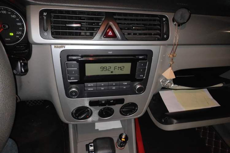 Used Volkswagen Bora 2011 1.6L Automatic Fashion Edition Audio And AC Panel