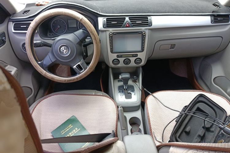Used Volkswagen Bora 2011 1.6L Automatic Luxury Model Center Console