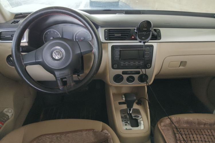 Used Volkswagen Bora 2011 1.6L Automatic Fashion Edition Center Console
