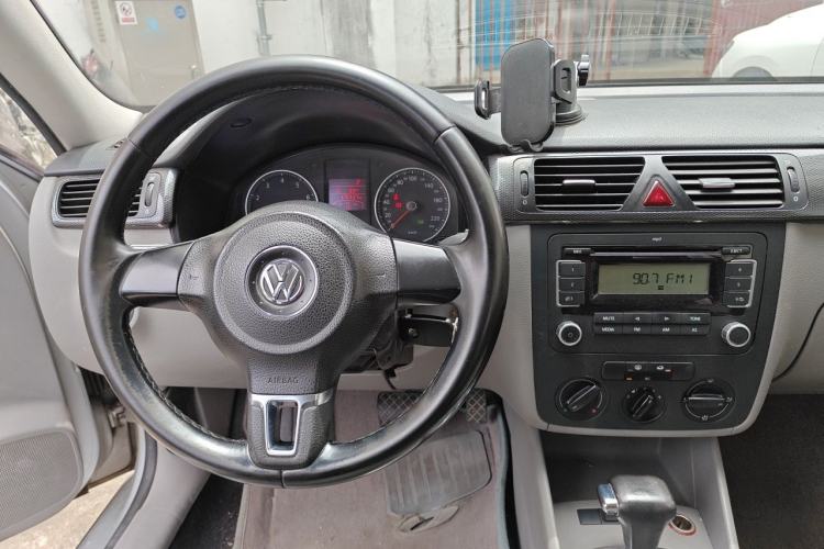 Used Volkswagen Bora 2011 1.6L Automatic Comfort Model Center Console
