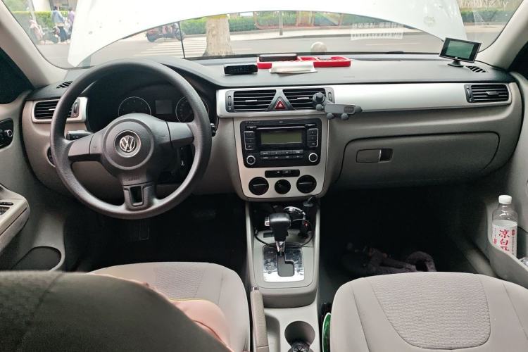 Used Volkswagen Bora 2011 1.6L Automatic Fashion Edition Center Console