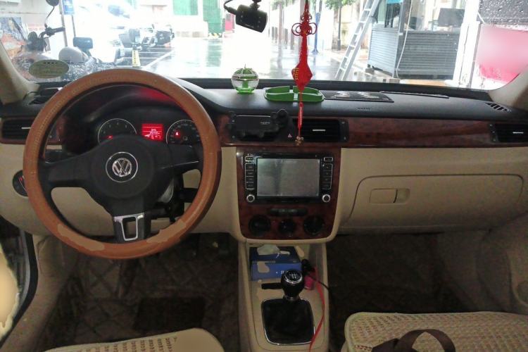 Used Volkswagen Bora 2011 1.6L Manual Comfort Version Center Console