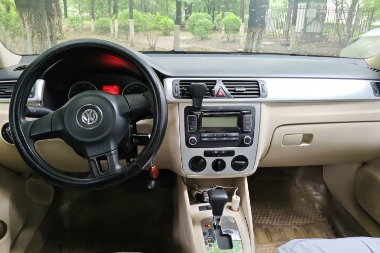 Used Volkswagen Bora 2011 1.6L Automatic Fashion Edition Center Console