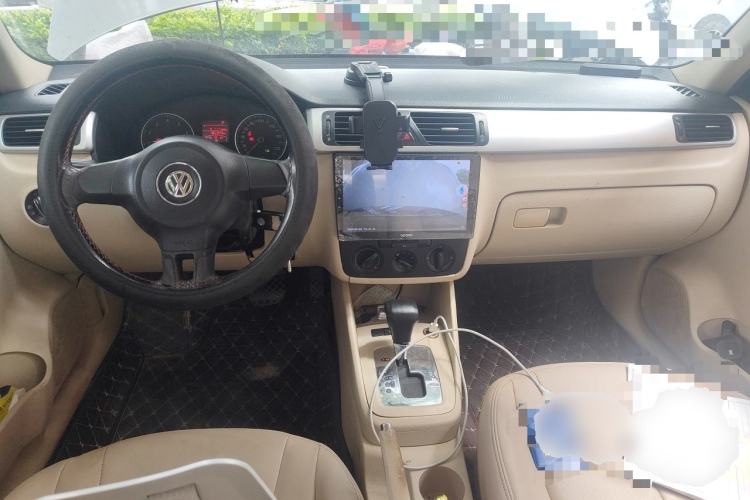 Used Volkswagen Bora 2011 1.6L Automatic Fashion Edition Center Console