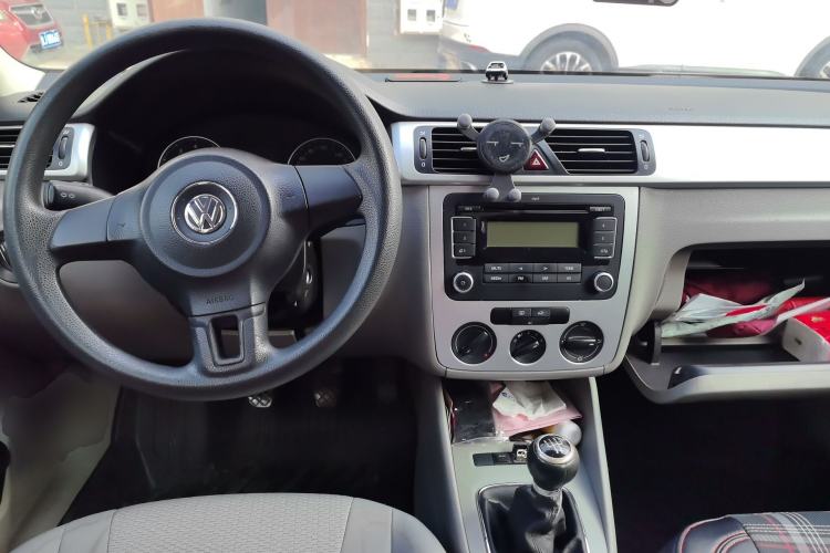 Used Volkswagen Bora 2011 1.6L Manual Fashion Edition Center Console