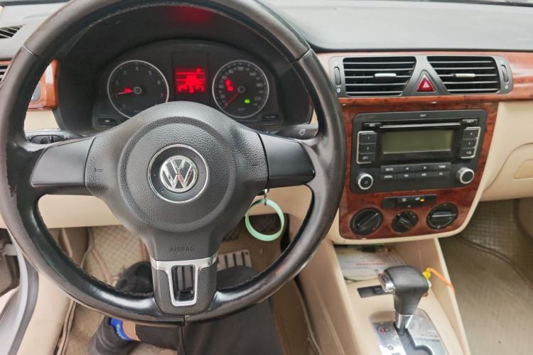 Used Volkswagen Bora 2011 1.6L Automatic Comfort Model Center Console