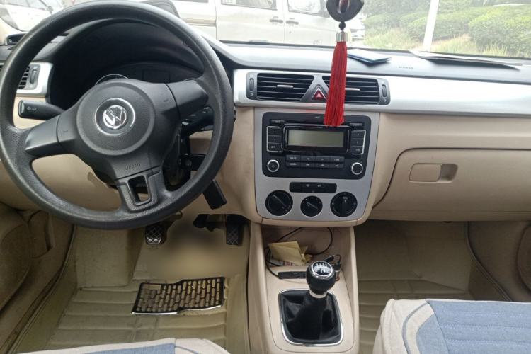 Used Volkswagen Bora 2011 1.6L Manual Fashion Edition Center Console
