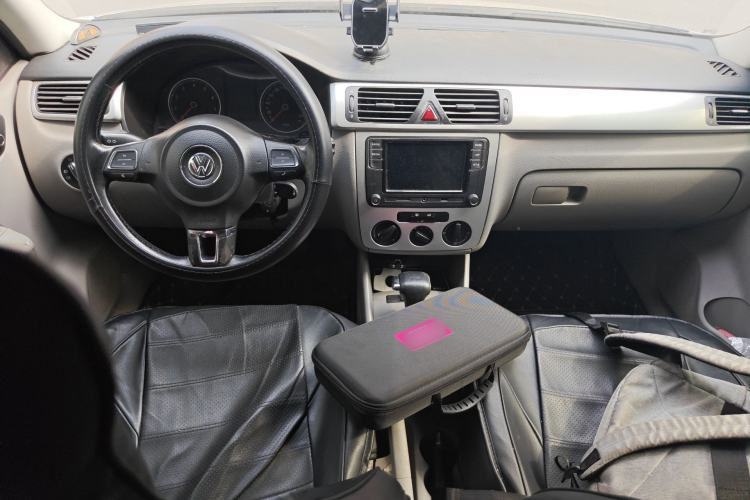 Used Volkswagen Bora 2011 1.6L Automatic Fashion Edition Center Console
