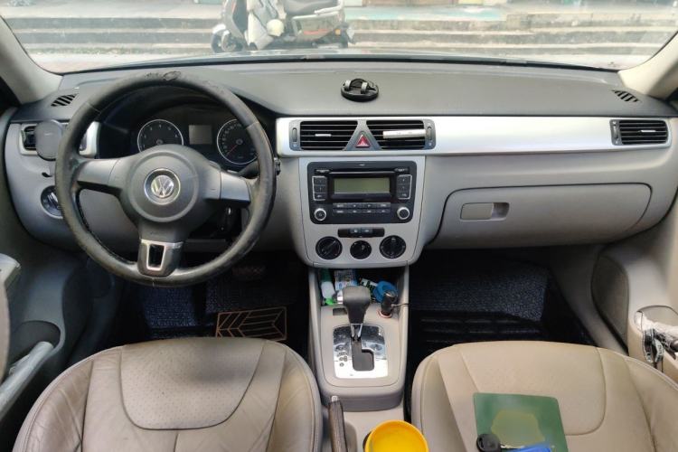 Used Volkswagen Bora 2011 1.6L Automatic Comfort Model Center Console