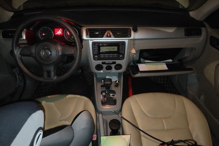 Used Volkswagen Bora 2011 1.6L Automatic Fashion Edition Center Console
