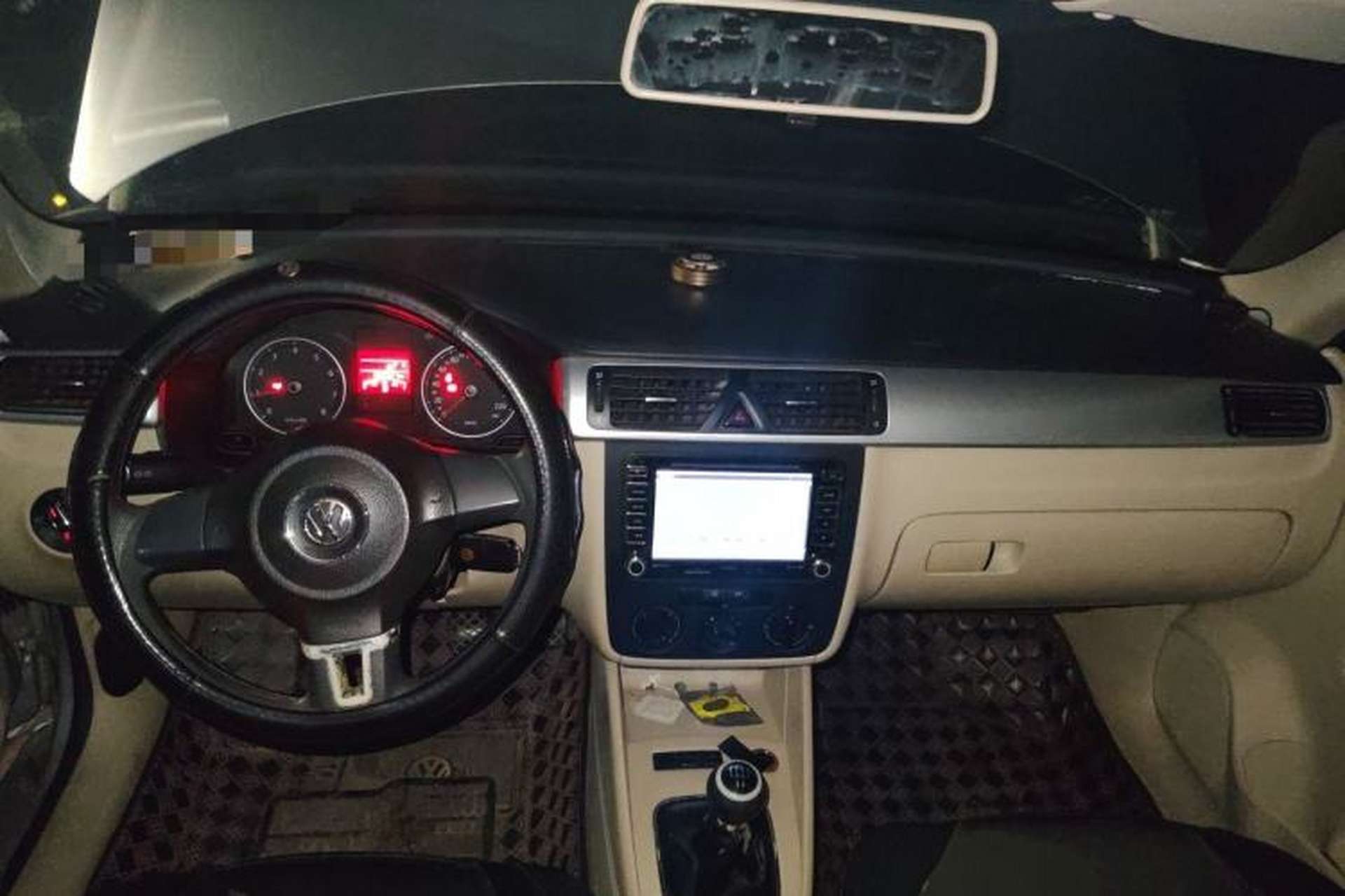 Used Volkswagen Bora 2011 1.6L Manual Fashion Edition Center Console
