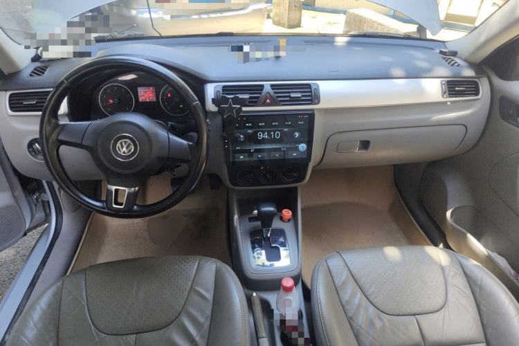 Used Volkswagen Bora 2011 1.6L Automatic Comfort Model Center Console