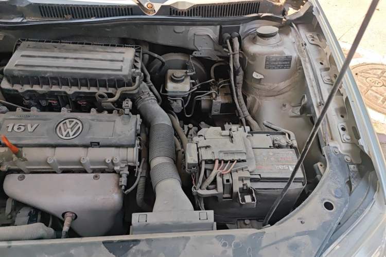 Used Volkswagen Bora 2011 1.6L Automatic Fashion Edition Engine Bay Left