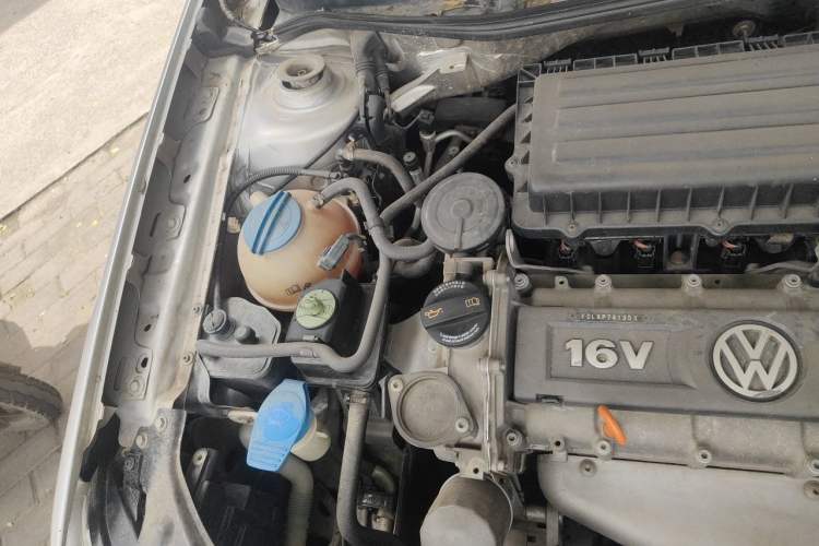 Used Volkswagen Bora 2011 1.6L Automatic Fashion Edition Engine Bay Right