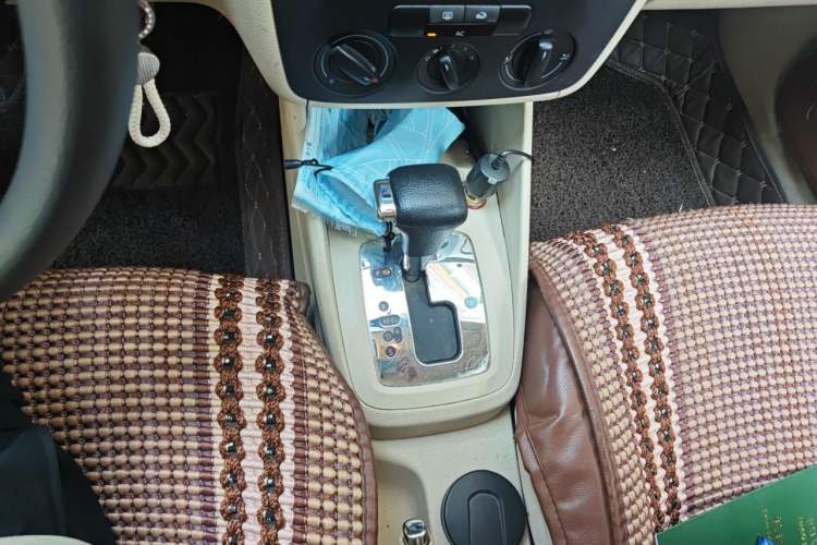 Used Volkswagen Bora 2011 1.6L Automatic Fashion Edition Gear Lever