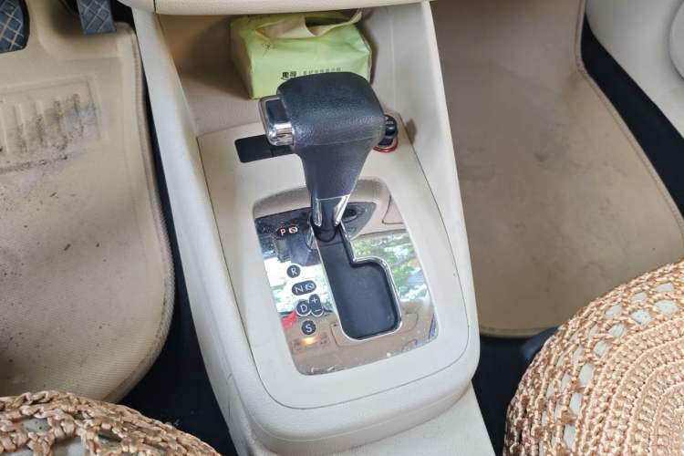 Used Volkswagen Bora 2011 1.6L Automatic Fashion Edition Gear Lever