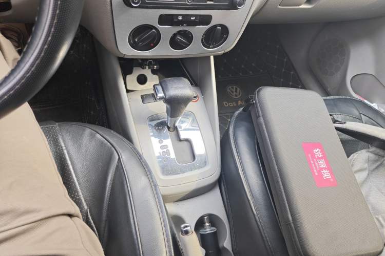 Used Volkswagen Bora 2011 1.6L Automatic Fashion Edition Gear Lever