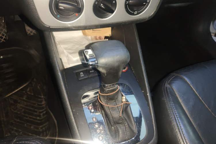 Used Volkswagen Bora 2011 1.4T Automatic Comfort Model Gear Lever