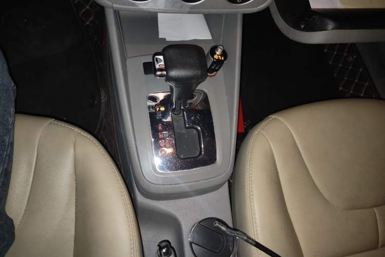 Used Volkswagen Bora 2011 1.6L Automatic Fashion Edition Gear Lever