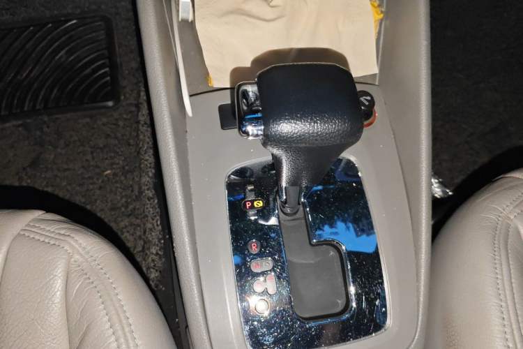 Used Volkswagen Bora 2011 1.6L Automatic Fashion Edition Gear Lever