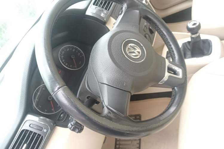 Used Volkswagen Bora 2011 1.4T Manual Comfort Model Odometer Close Up