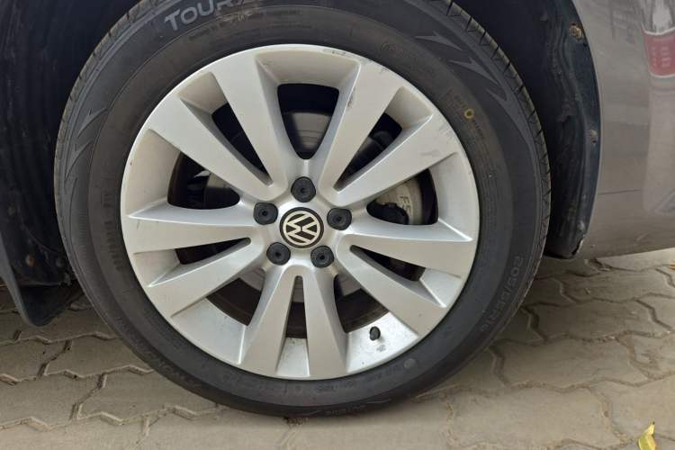 Used Volkswagen Bora 2011 1.4T Automatic Comfort Model Right Front Wheel Hub